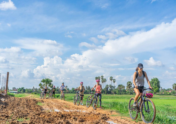cycling-at-countryside-in-siem-reap