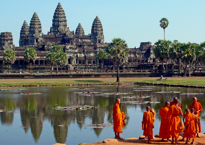 buddhist-monks-in-front-of-angkor-wat