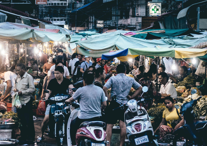 busy-phnom-penh-market-in-the-end-of-the-day