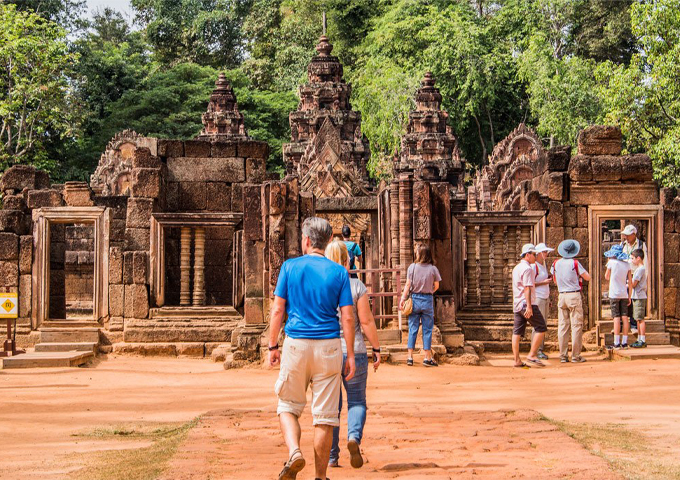 following-the-footsteps-of-tourists-to-banteay-srei