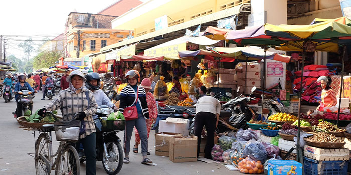 local-people-hang-around-kratie-market
