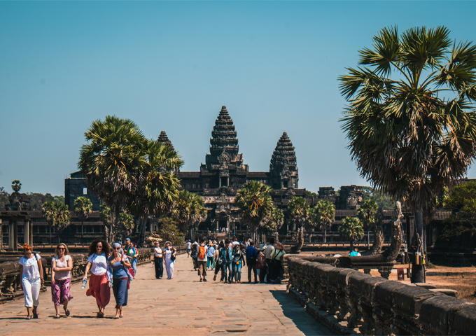 people-leisurely-walk-back-and-wards-the-angkor-towers