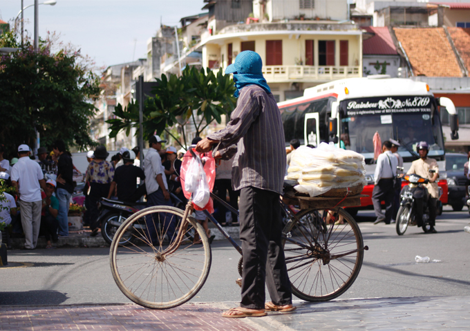 road-outside-the-central-market-phnom-penh