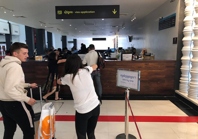 siem-reap-airport-visa-queue