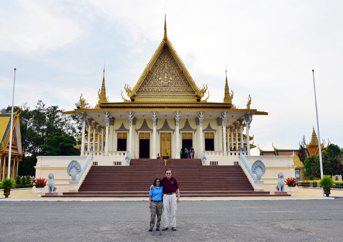 tourists-have-a-picture-taken-in-front-of-royal-palace