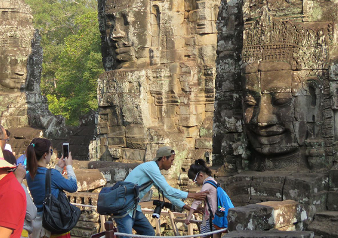 tourists-in-front-of-bayon-temple