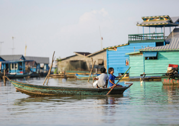 kids-are-rowing-on-the-water-in-kampong-luong-floating-village