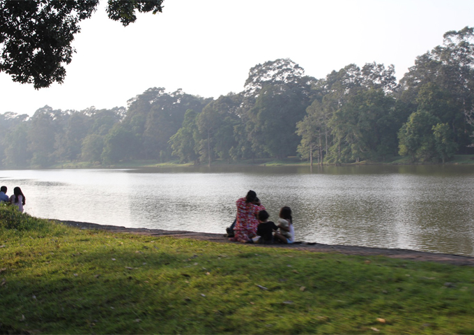 people-take-a-picnic-and-rest-along-the-moat-in-angkor-wat