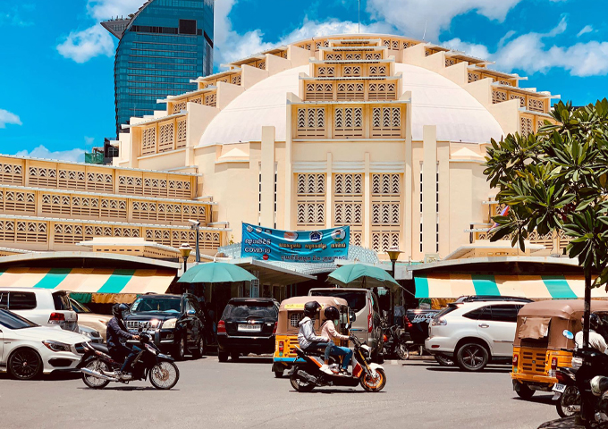 the-large-dome-building-at-central-market-catches-your-eyes