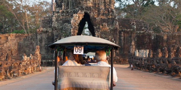 visitors-are-taking-tuk-tuk-to-angkor-thom