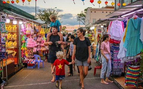Can’t Miss These 11 Best Vietnam Night Markets for Travelers